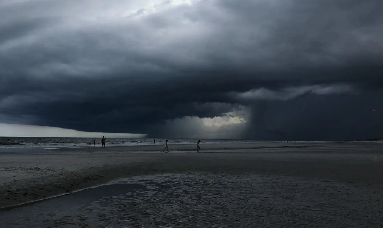 o mapa mostra o avan&ccedil;o de chuva intensa sobre o litoral